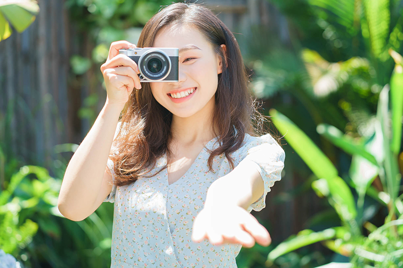 カメラを持つ女性